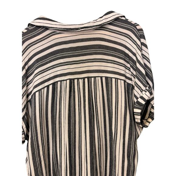 Jane + Delancey Woman 1X Gray/White Striped Short Sleeve Blouse - Picture 2 of 8